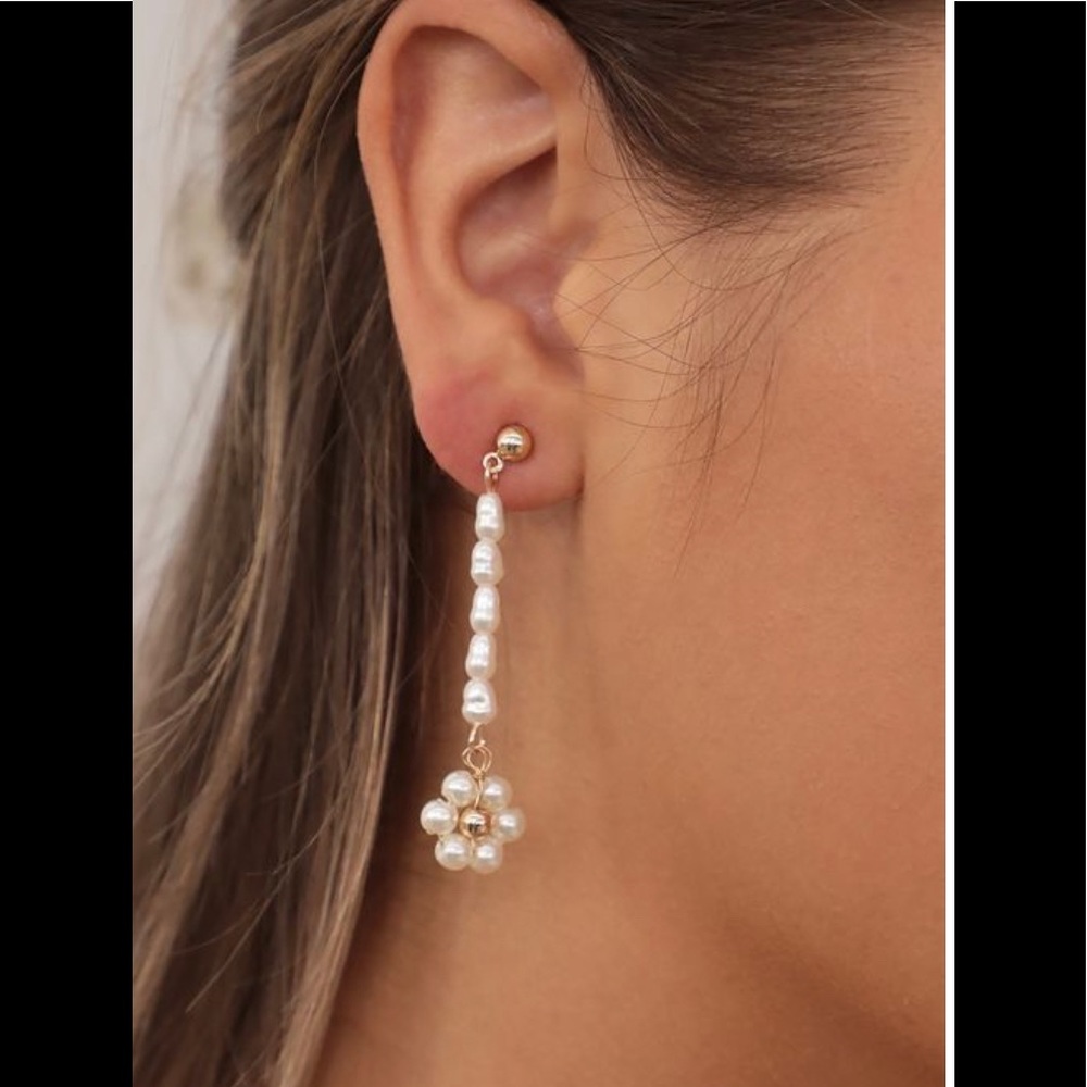 Lucy in the sky pearl flower earrings In gold - Picture 3 of 3
